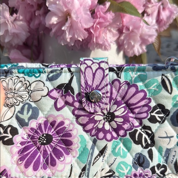 Vera Bradley NWOT all in one, Springy Floral wristlet, wallet, phone case! - Picture 8 of 9